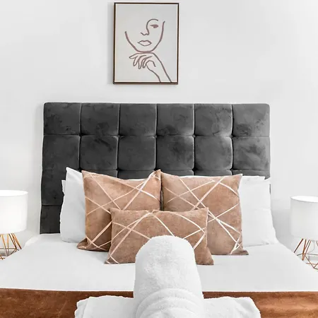 Apartment Elegant Two-bedroom - Location - Private Parking - Balconies 1109m Birmingham
