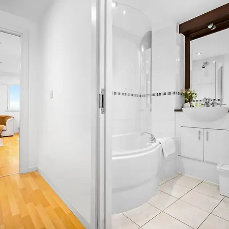 Elegant Two-bedroom - Location - Private Parking - Balconies 1109m Apartment